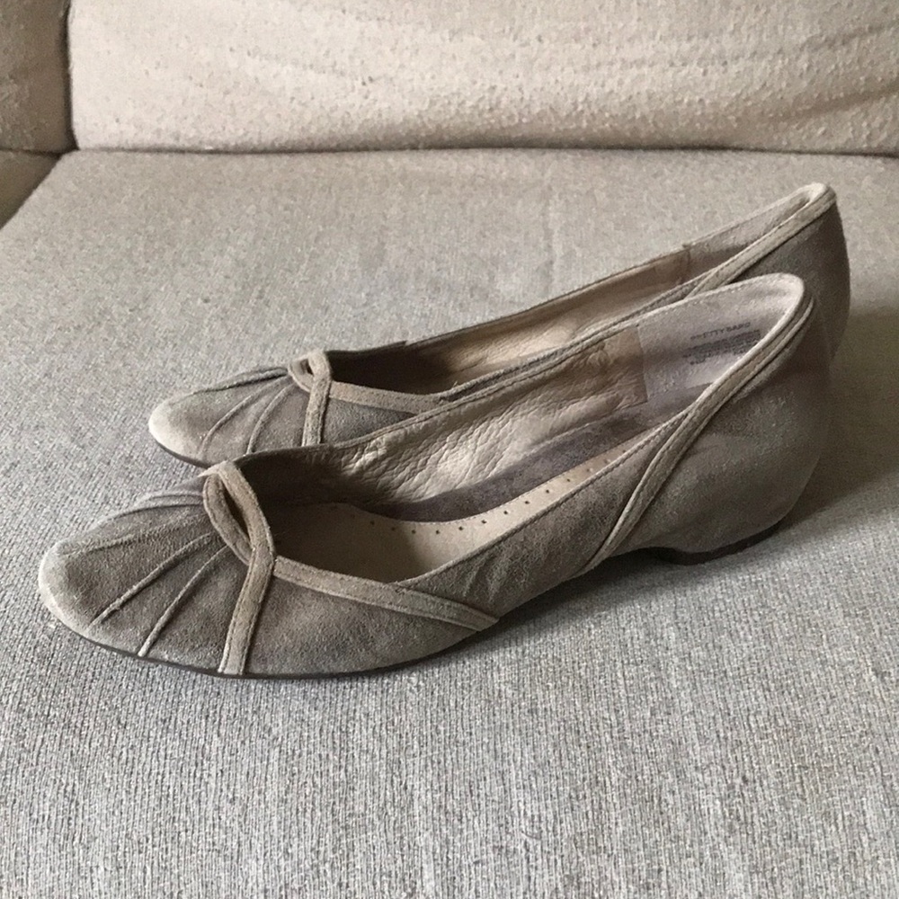 Suede ballerinas by Kenneth Cole Reaction 8.5